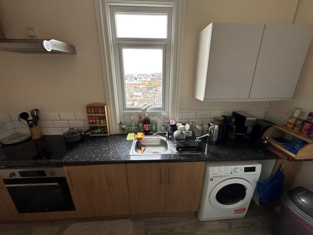 Lot: 140 - TWO-BEDROOM FLAT FOR INVESTMENT - Kitchen